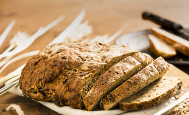 Olijfbrood met zongedroogde tomaatjes en Parmezaan