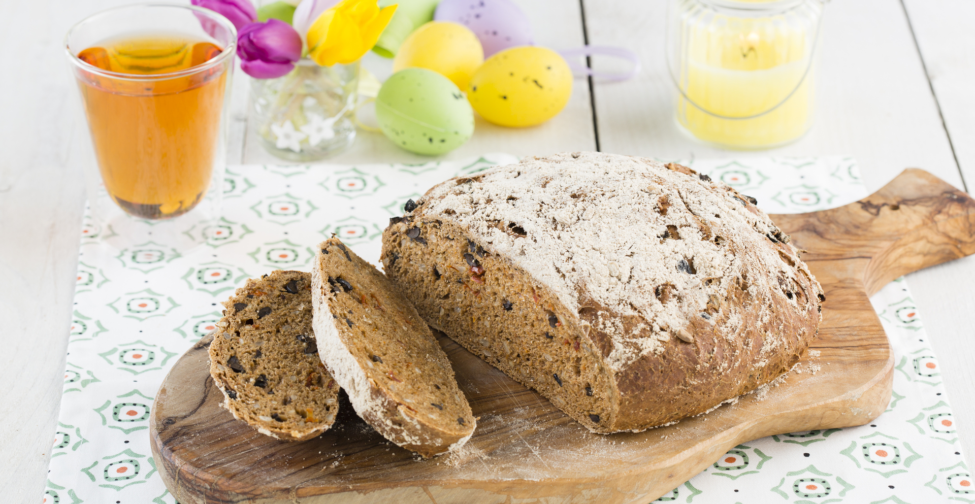 Tomaat-kruidenbrood in de broodbakmachine