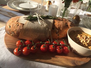 Olijf-tomatenbrood met zelfgemaakte humus dip van Hadewych