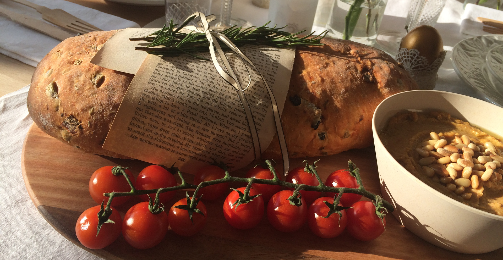 Olijf-tomatenbrood met zelfgemaakte humus dip van Hadewych