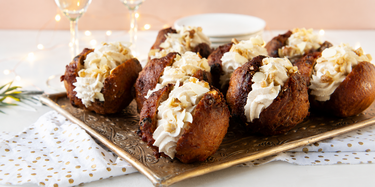 Oliebollen met kaneelcrème en noten