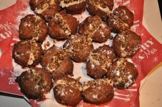 Oliebollen met kaneelcrème en noten