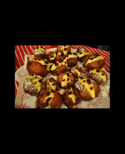 Oliebollen met amandelspijs, cranberries en banketbakkersroom
