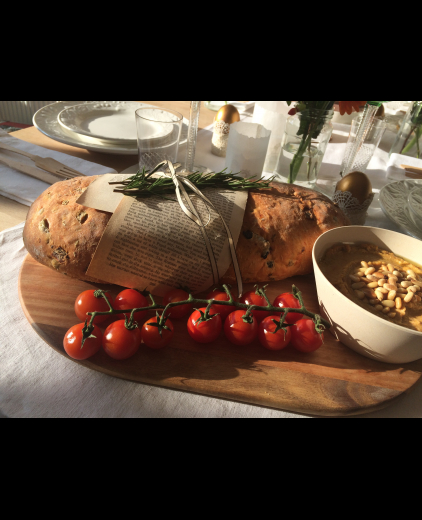 Olijf-tomatenbrood met zelfgemaakte humus dip van Hadewych