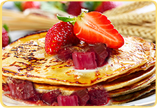 Pancakes met honing, aardbeien en rabarber