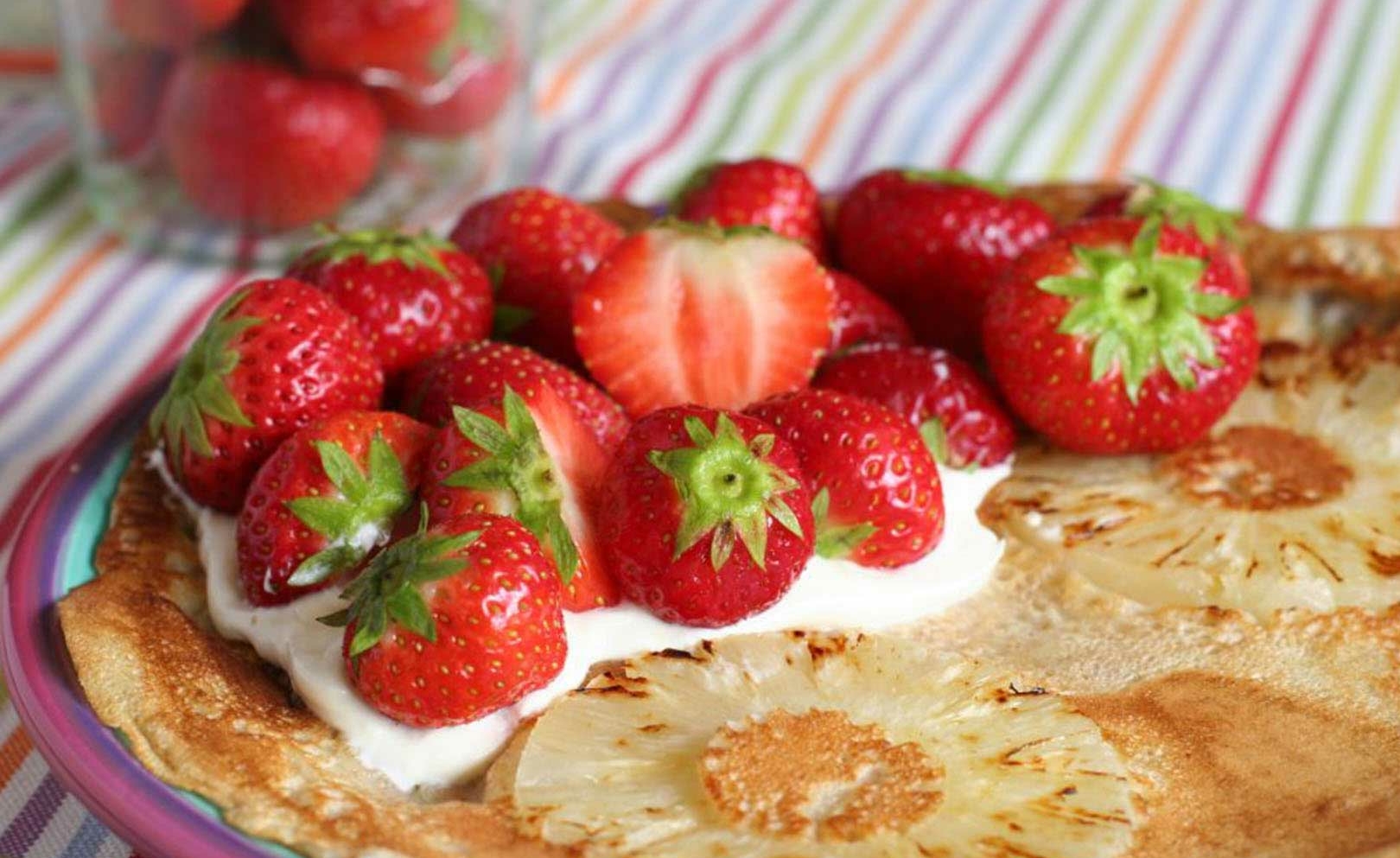 Pannenkoek met ananas en aardbeien