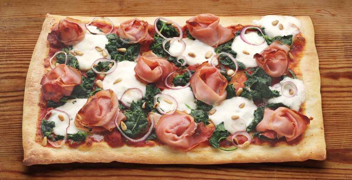 Pizza met ham en spinazie