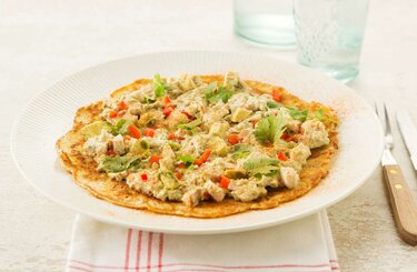 Pannenkoeken met gerookte kip en avocado