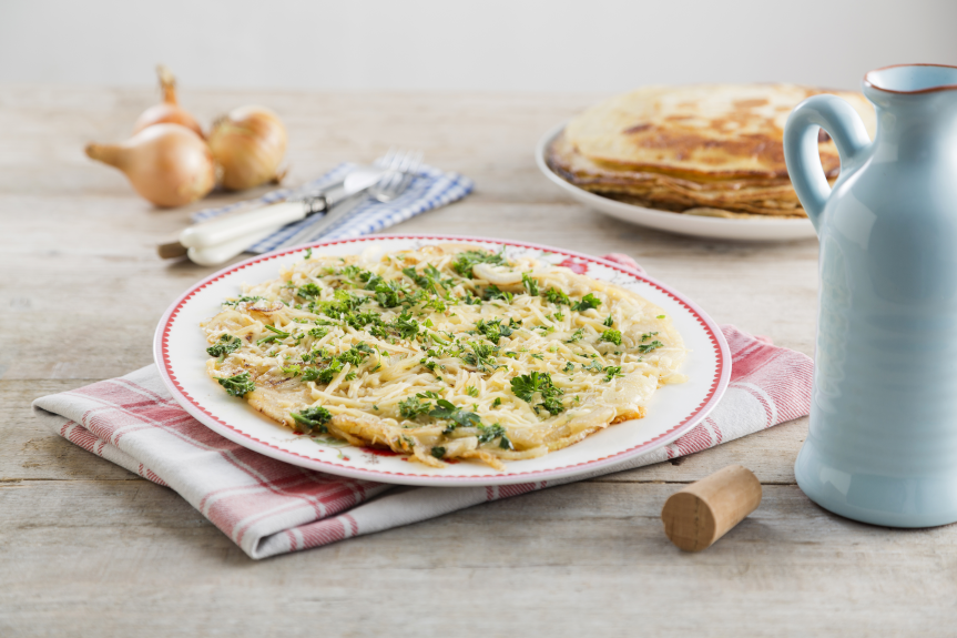 gevulde pannenkoekrolletjes met knapperige kaaskorst