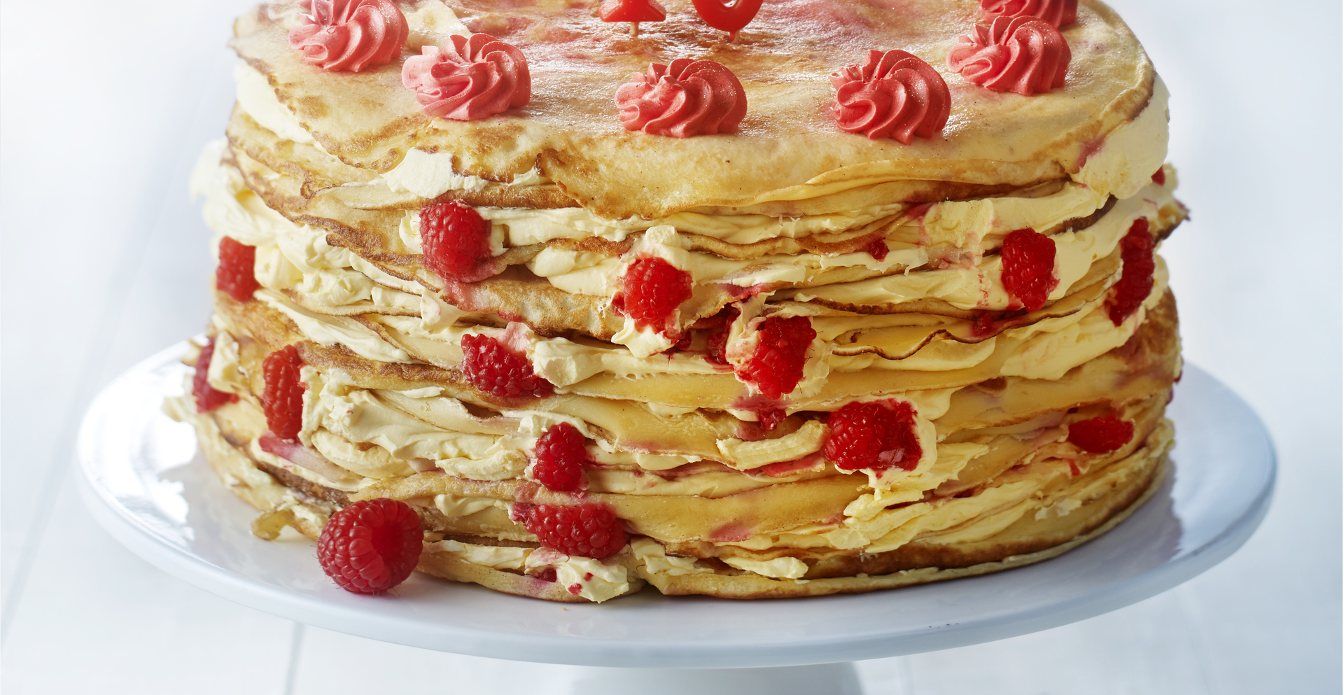 Pannenkoektaart met frambozen en gele room