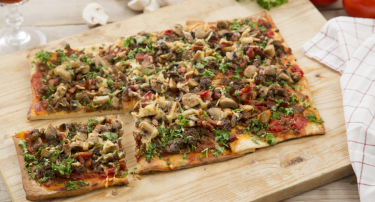 Plaatpizza met gehakt, spekjes en champignons