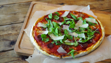 Pizza Italiano met cherrytomaten, mozzarella, salami en rucola van Danna