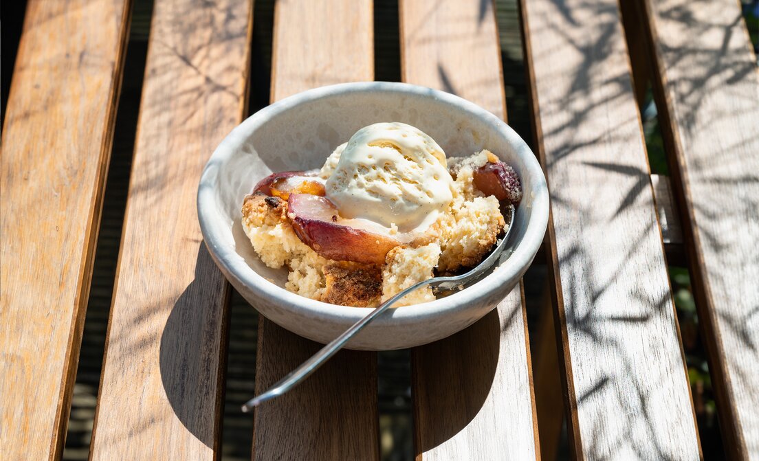 Perzik crumble van de BBQ