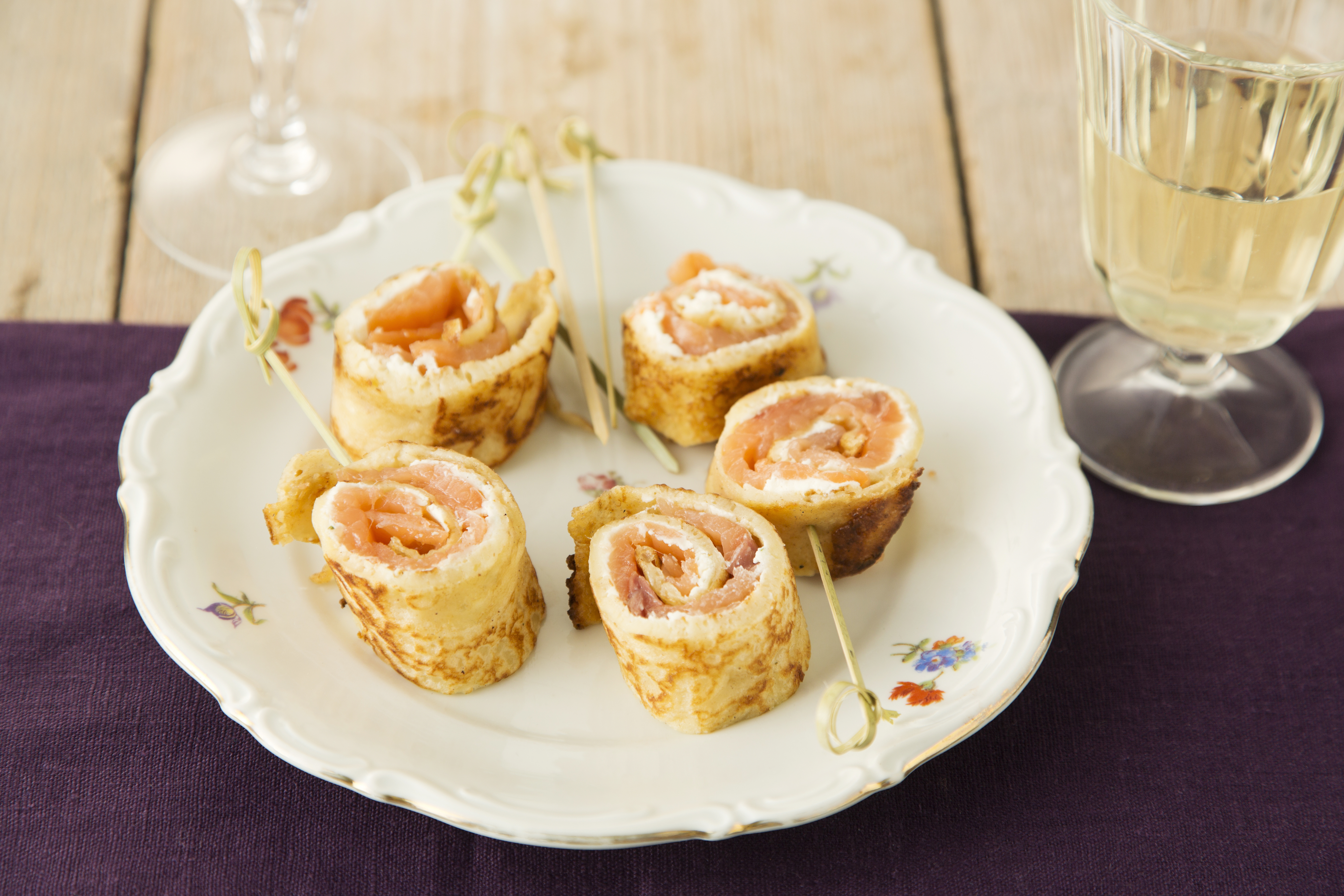Pannenkoekrolletjes met zalm en roomkaas