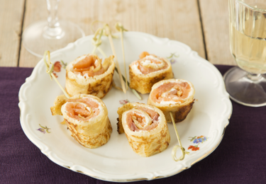 Pannenkoekrolletjes met zalm en roomkaas