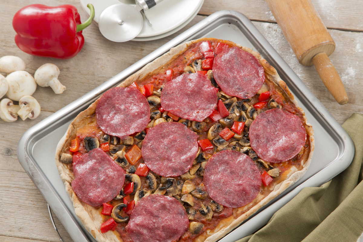 Volkoren plaatpizza met salami, champignons en paprika