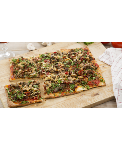 Plaatpizza met gehakt, spekjes en champignons