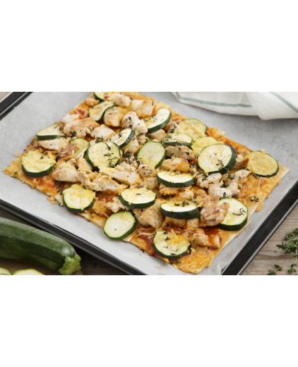 Plaatpizza met kip, courgette en tijm