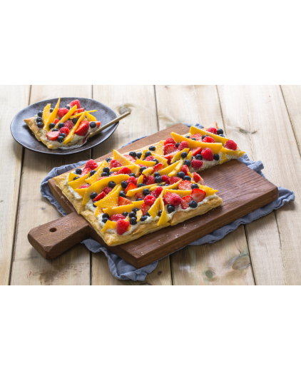Plaattaart met zomerfruit en frisse kokosroom