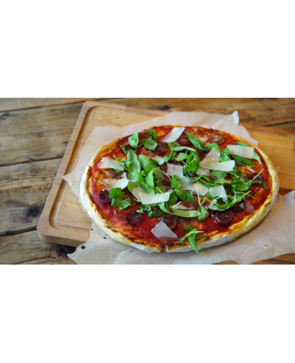 Pizza Italiano met cherrytomaten, mozzarella, salami en rucola van Danna