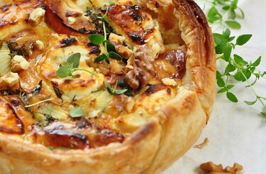 Quiche met geitenkaas, tomaatjes en katenspek