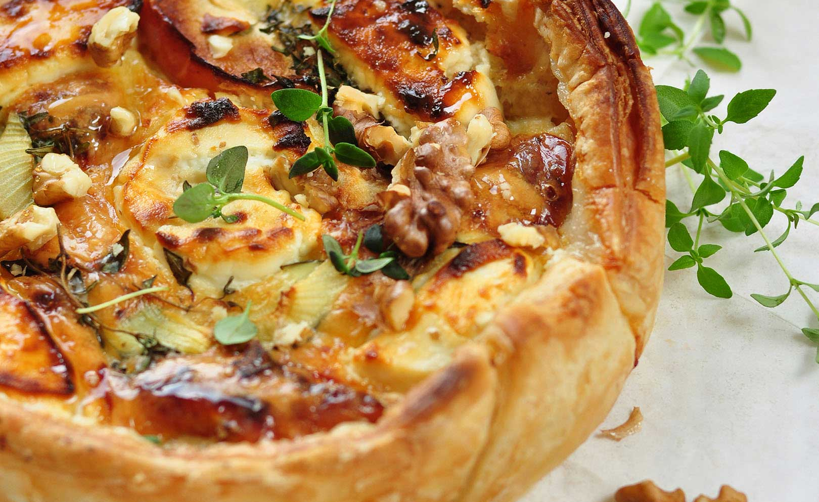 Quiche met geitenkaas, tomaatjes en katenspek