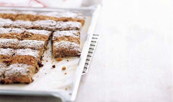 Rozijnen-notenbrood met speculaastopping