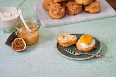 Scones met mango en passievrucht