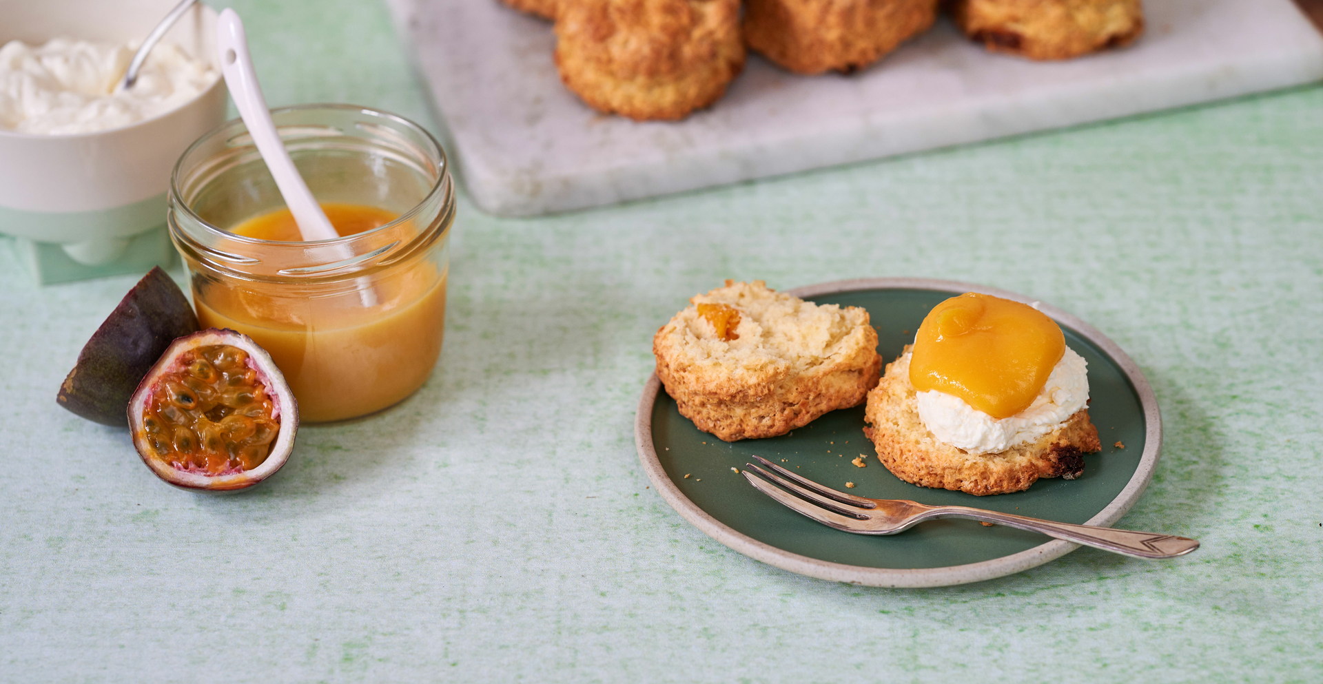 Scones met mango en passievrucht