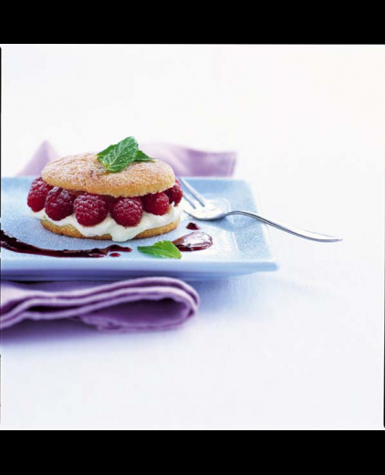 Toetje van cake met frambozen en roomkaas