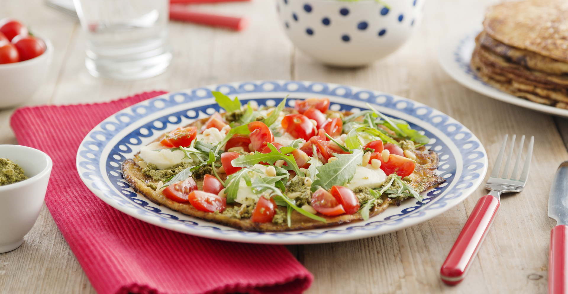 Glutenvrije pannenkoeken met mozzarella, pesto en tomaat