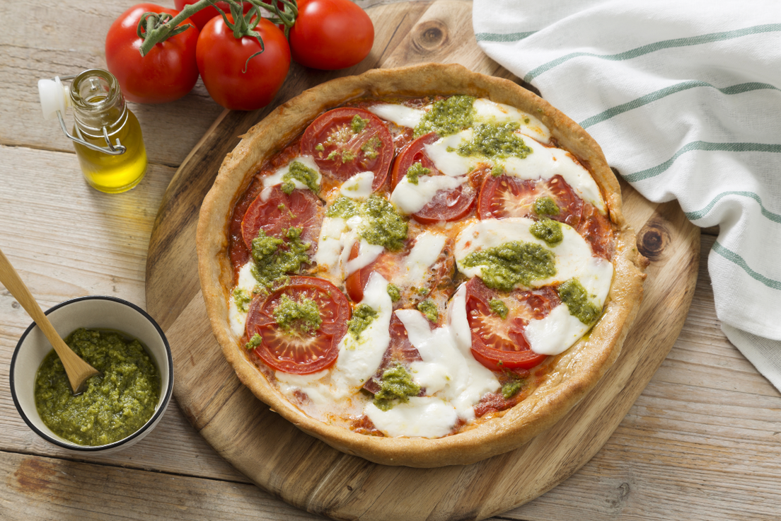 Pizza met mozzarella, tomaat en pesto