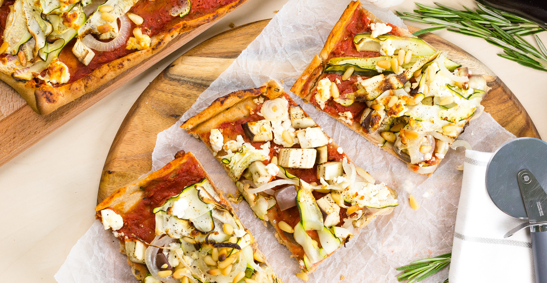 Volkoren plaatpizza met gegrilde courgette, feta en pijnboompitten