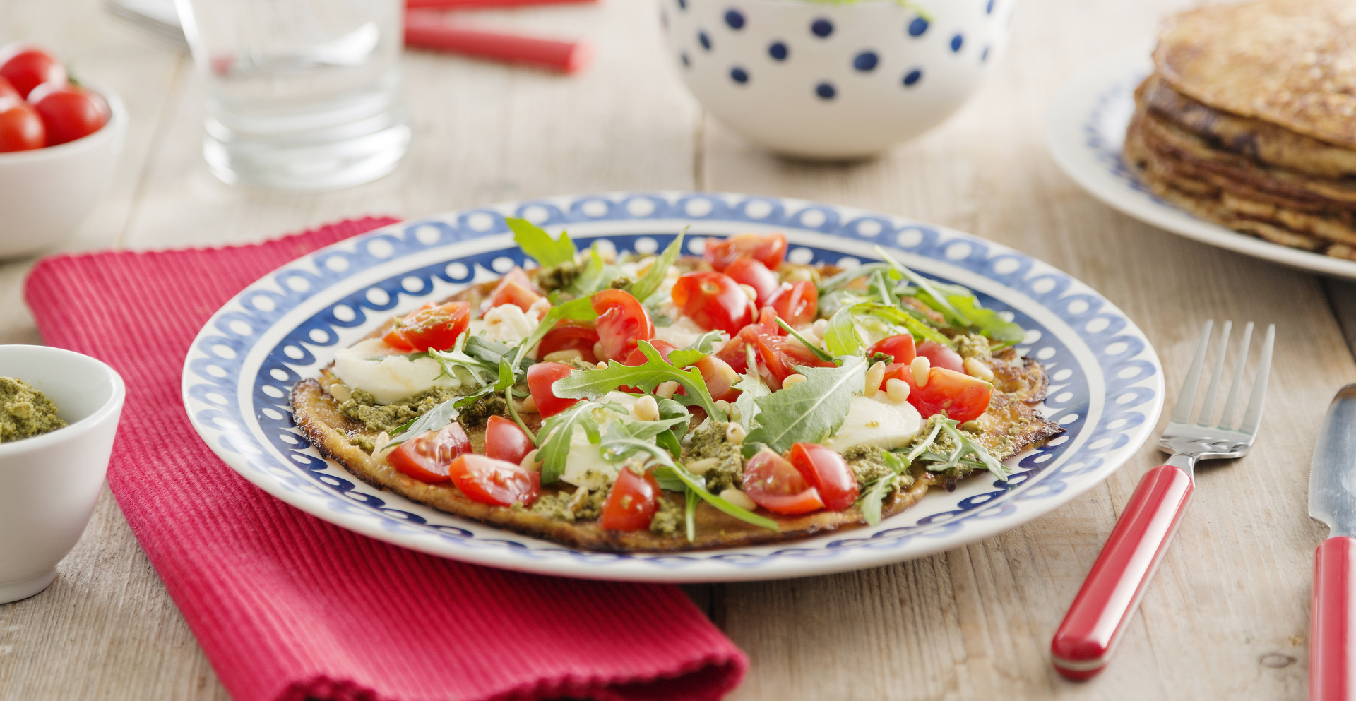 Volkoren pannenkoeken met mozzarella, pesto en tomaat