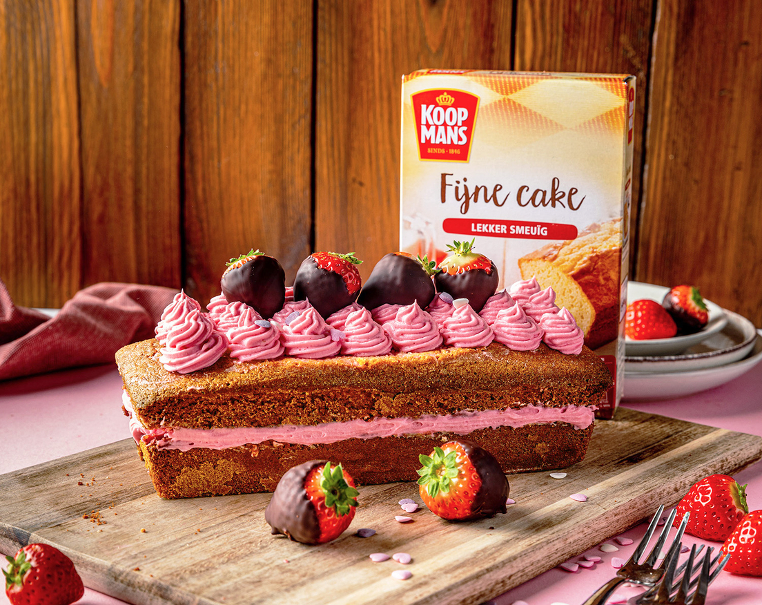 Valentijncake met chocolade aardbeien