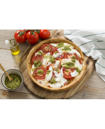 Pizza met mozzarella, tomaat en pesto