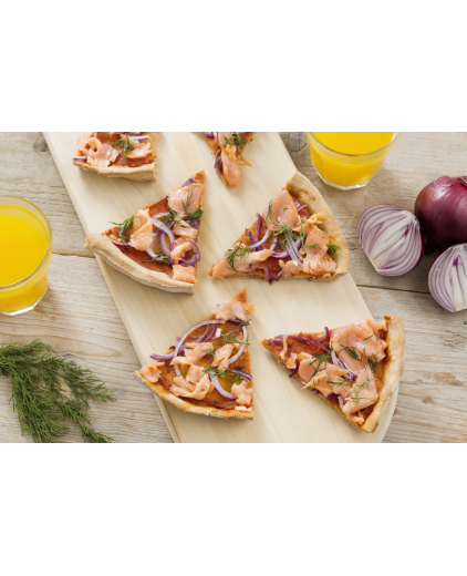 Pizza met zalm, dille, rode ui en rucola