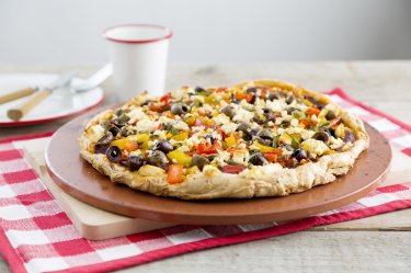 Pizza met feta, paprika en olijven
