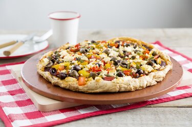 Pizza met feta, paprika en olijven