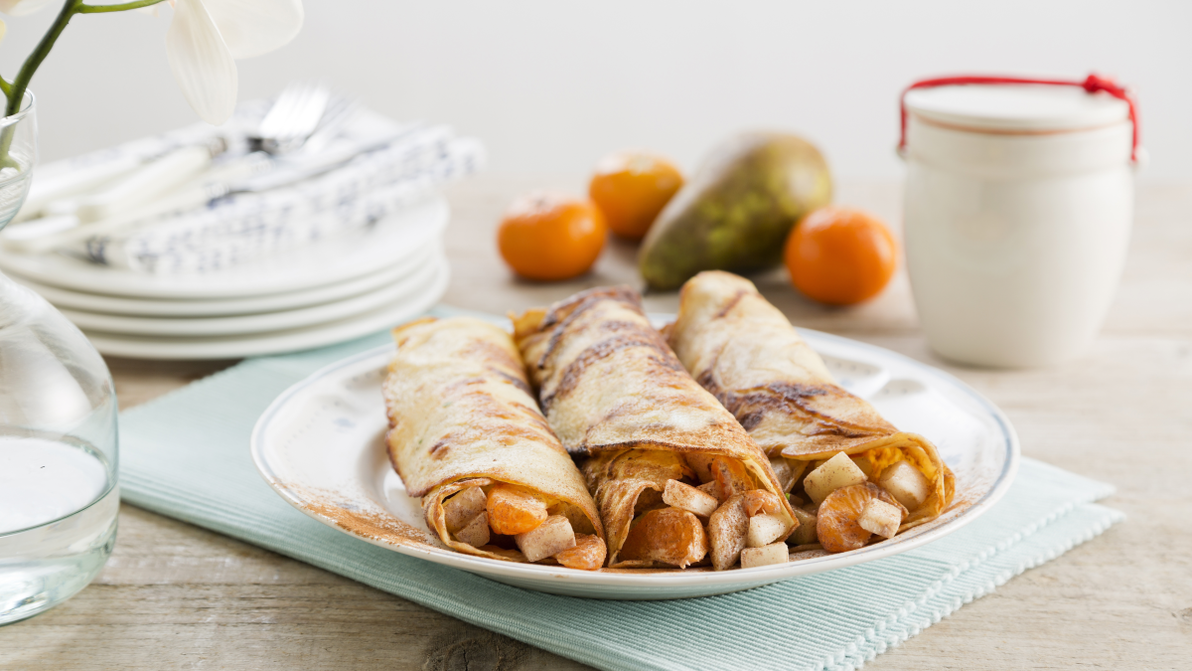 Zoete pannenkoek gevuld met peer, mandarijn en kaneel (glutenvrij)