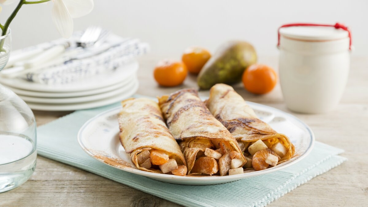 Zoete pannenkoek gevuld met peer, mandarijn en kaneelroom