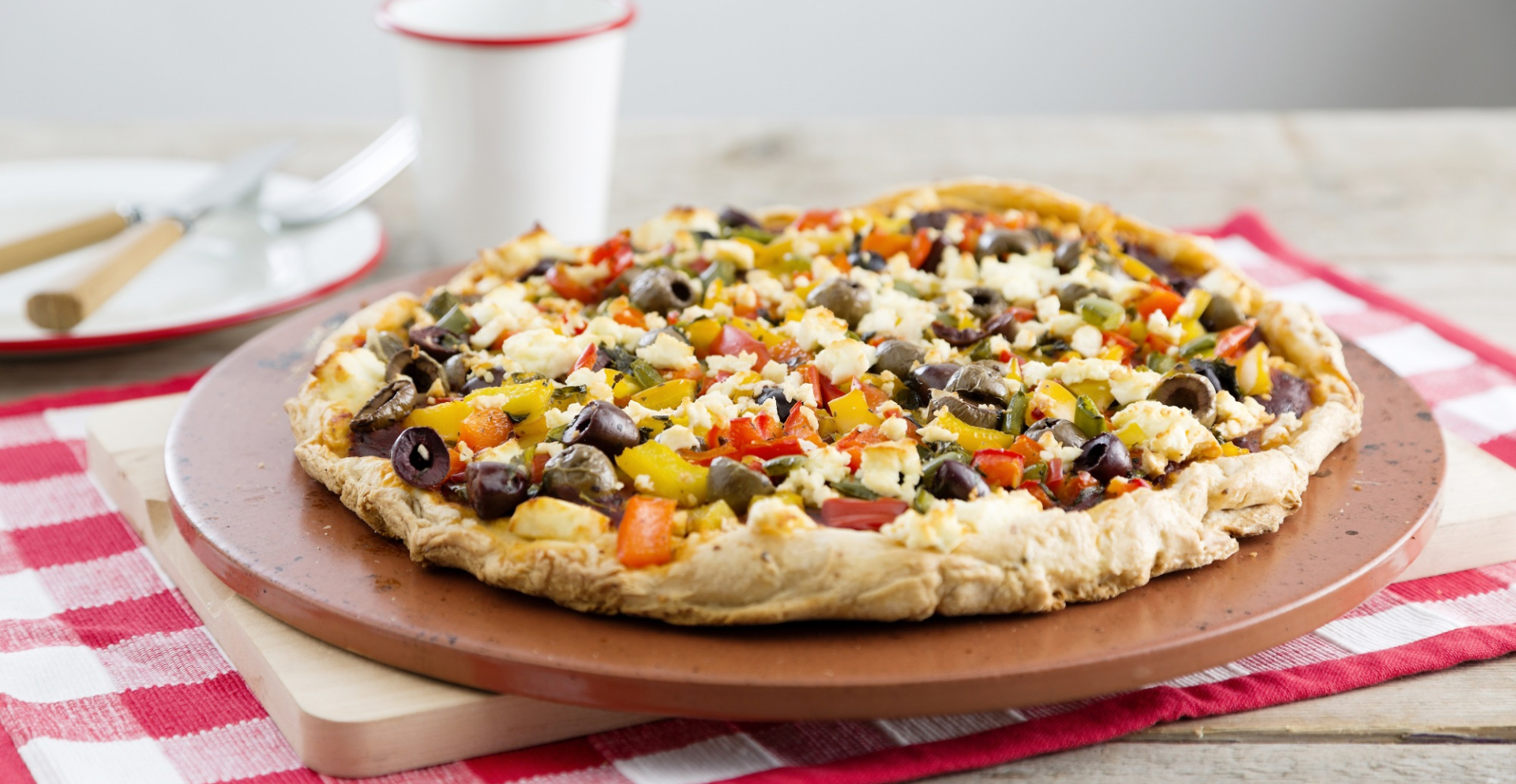 Pizza met feta, paprika en olijven