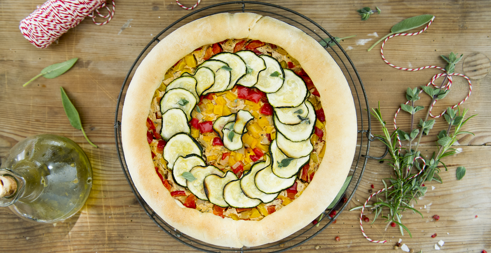 Vegan hartige taart met courgette en paprika