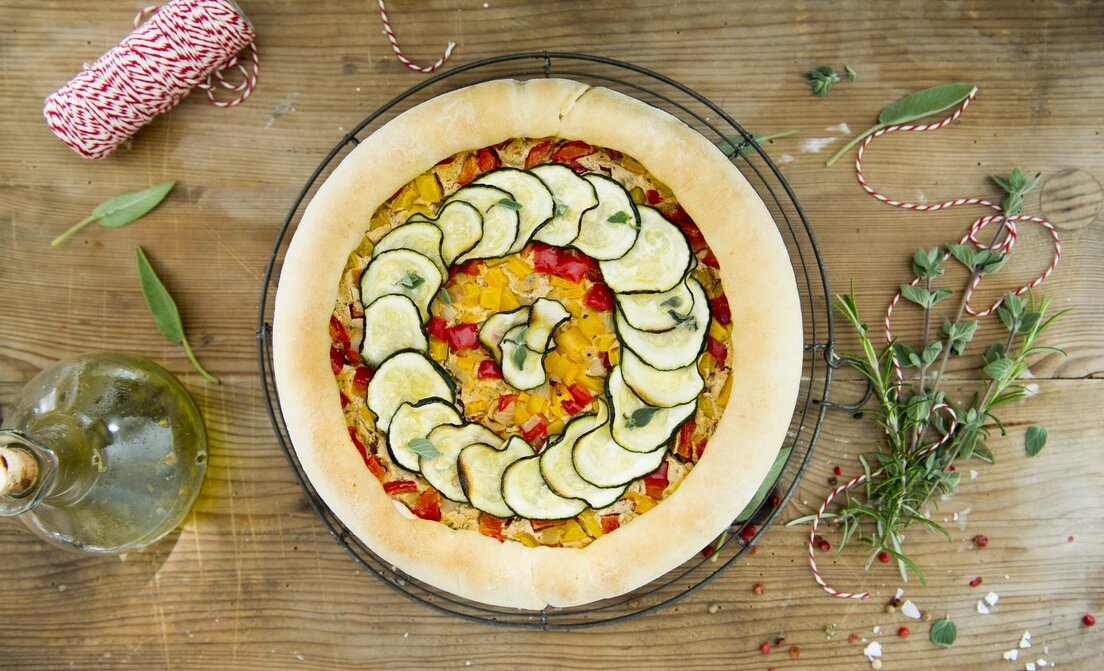 Vegan hartige taart met courgette en paprika
