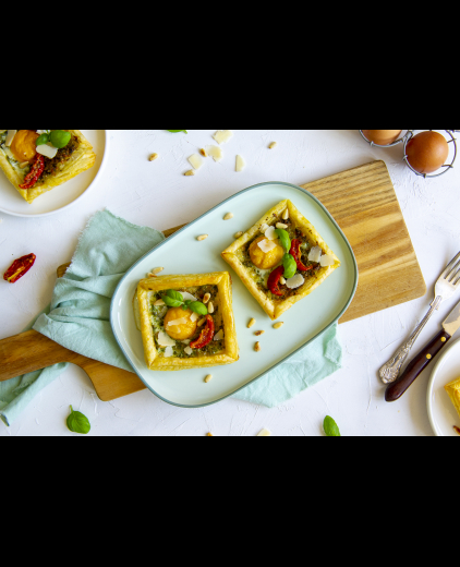 Bladerdeeghapjes met ei en pesto