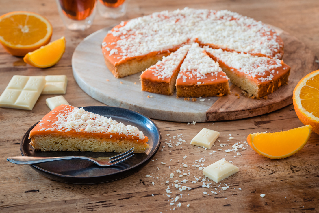 Oranje boterkoek met witte chocolade en sinaasappel