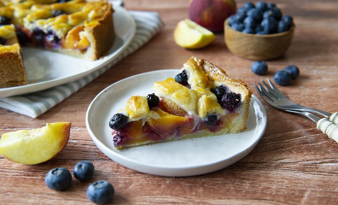 Zomerse fruittaart met perzik en blauwe bes