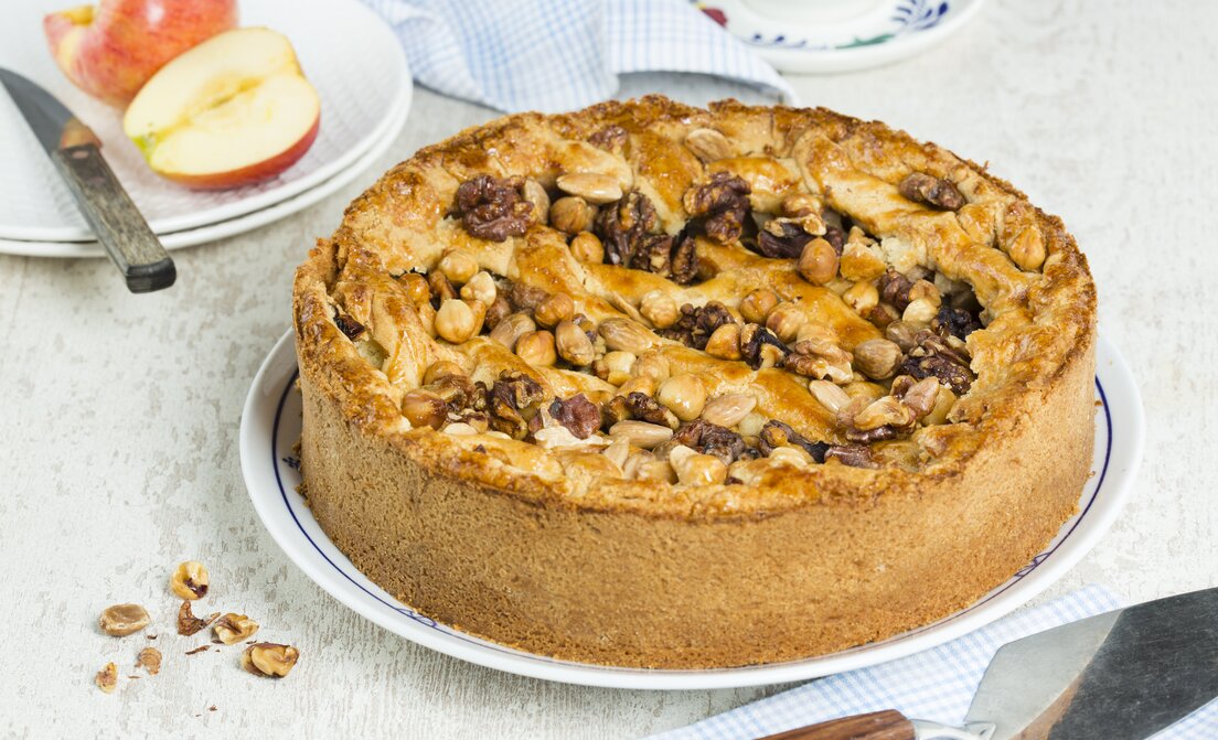 Appeltaart met noten en kaneel