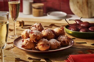 Oliebollen met stoofperen en witte chocolade