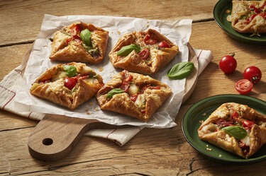 Bladerdeeg caprese hapjes